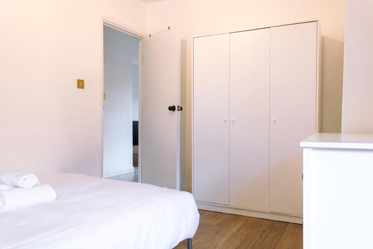 Nice 4 Bedroom Apartment Near City Centre 2-Min Walk To Metro !! Business & Family Friendly!! London Eksteriør bilde