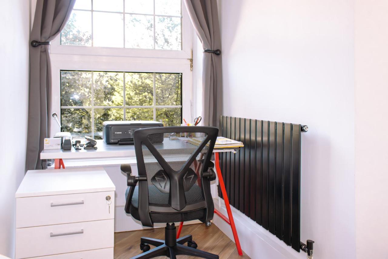 Nice 4 Bedroom Apartment Near City Centre 2-Min Walk To Metro !! Business & Family Friendly!! London Eksteriør bilde