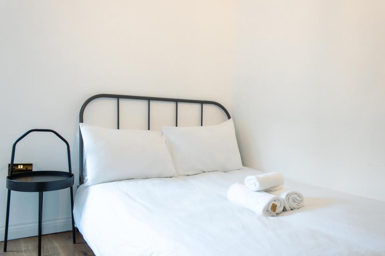 Nice 4 Bedroom Apartment Near City Centre 2-Min Walk To Metro !! Business & Family Friendly!! London Eksteriør bilde