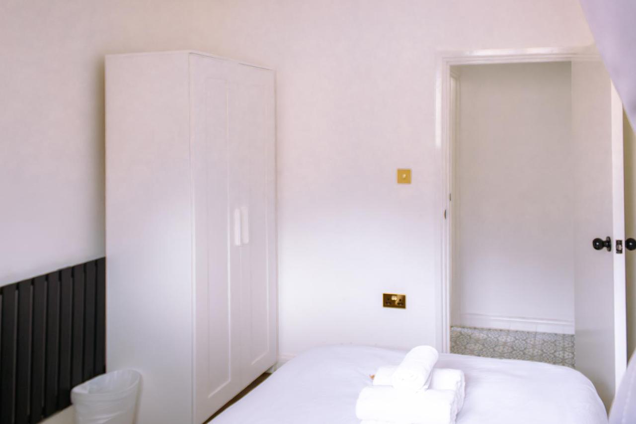 Nice 4 Bedroom Apartment Near City Centre 2-Min Walk To Metro !! Business & Family Friendly!! London Eksteriør bilde