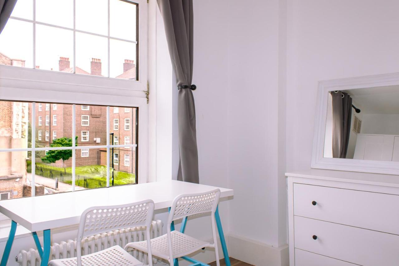 Nice 4 Bedroom Apartment Near City Centre 2-Min Walk To Metro !! Business & Family Friendly!! London Eksteriør bilde