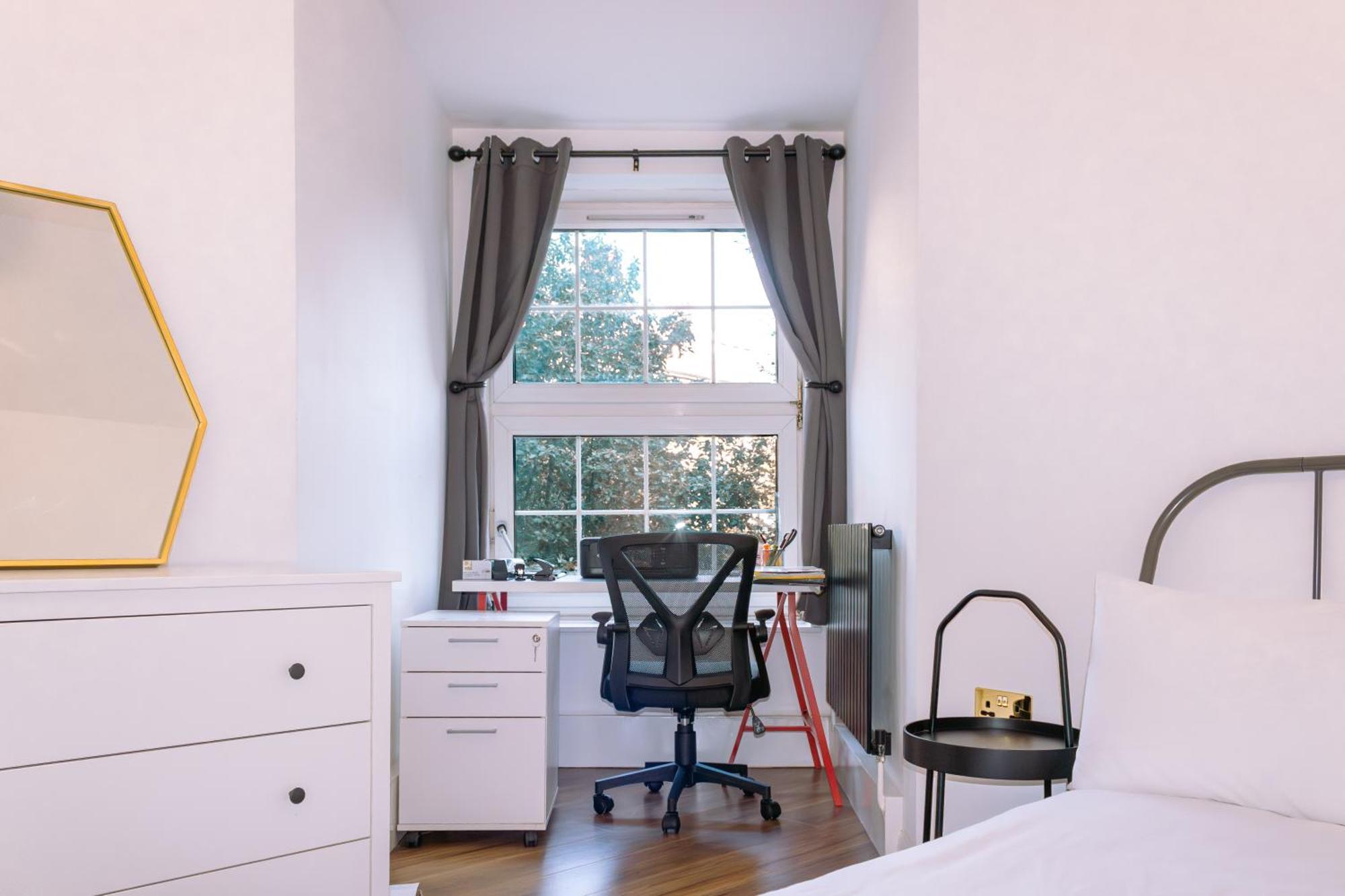 Nice 4 Bedroom Apartment Near City Centre 2-Min Walk To Metro !! Business & Family Friendly!! London Eksteriør bilde